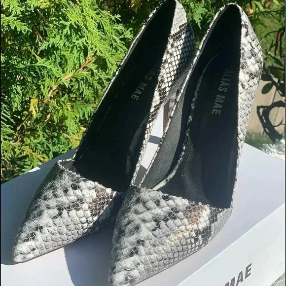 Alias Mae Black & White Snake Skin Pumps - Picture 3 of 13